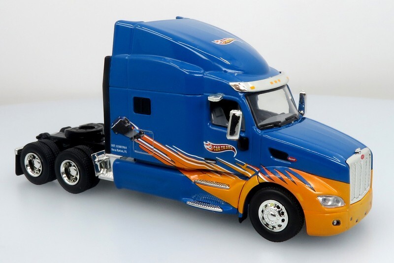 Iconic Replicas 1:64 Peterbilt 579 Sleeper Trailer w/Car Hauler: CarTrans