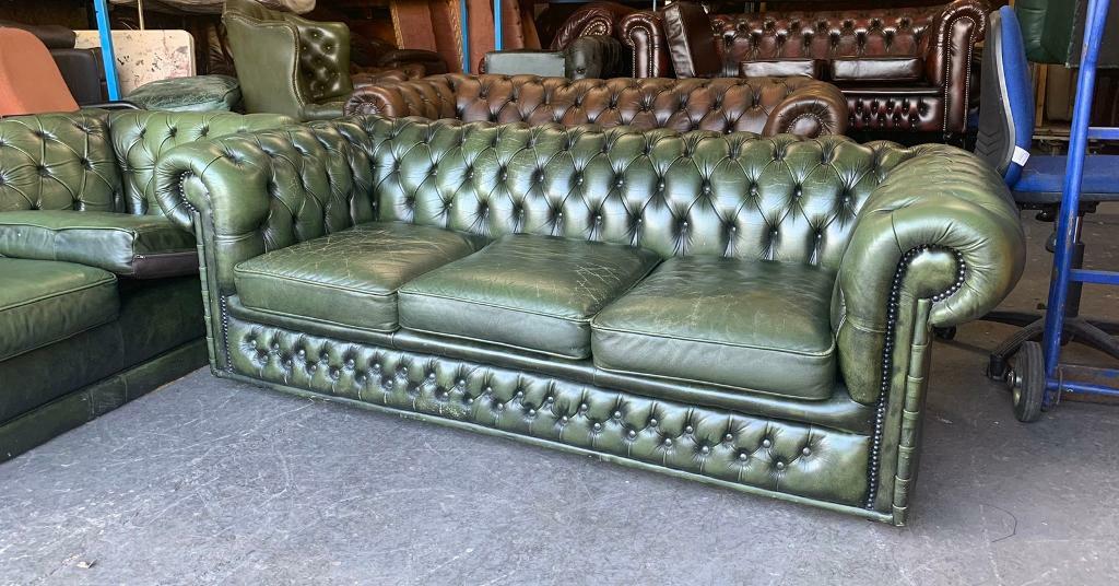 Green leather 3 seater chesterfield sofa UK DELIVERY in Aston, West