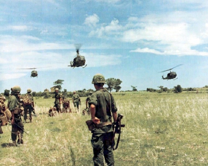 Huey Helicopters with troops during Operation Bolling 8x10 Vietnam War Photo 734