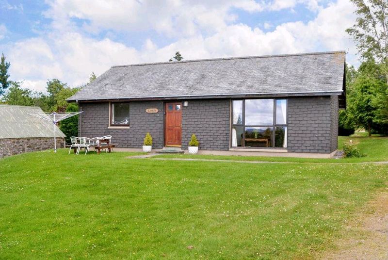 Fully furnished 3 bed cottage with woodburner for rent on Black Isle