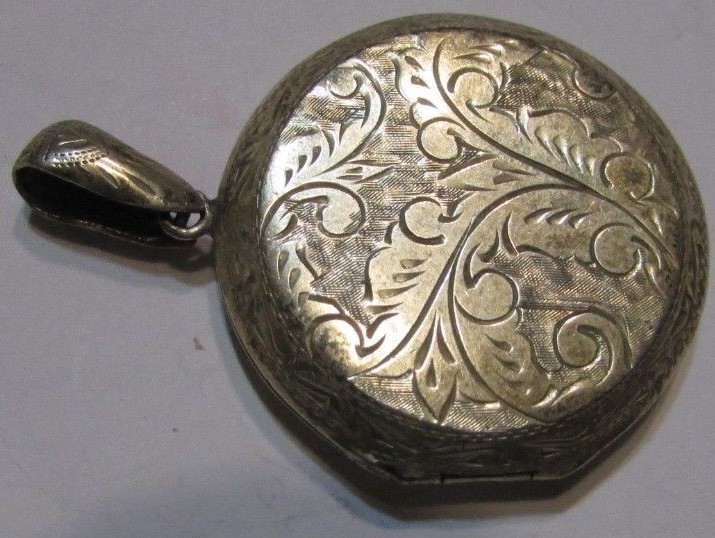 Vintage 925 Sterling Silver SIAM Beautifully Etched Large Round Locket