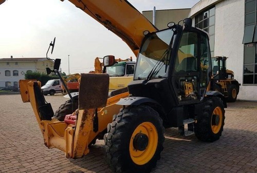 JCB 540-170 Maximum lift capacity: 8,818 lbs