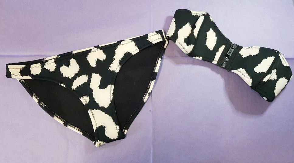 Triangl Schwarz/weiß Bikini Set Neopren Bandeau mit Reißverschluß und Slip