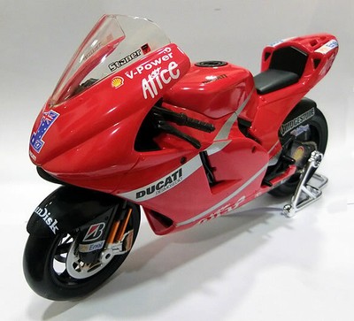 Ducati Desmosedici Casey Stoner nº 1 Maisto escala 1/10 31163