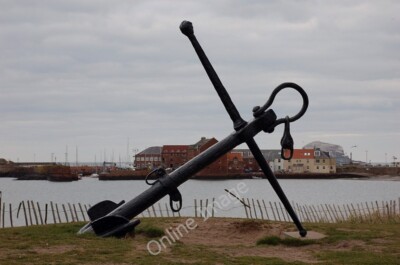 Photo 6x4 Anchor, North Berwick A practical artefact now serving as a pie c2011
