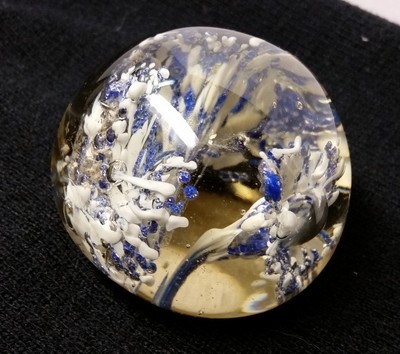 Beautiful Vintage Art Glass Paperweight / Unmarked / 2 3/4