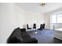 3 bedroom flat in The Grove, London, NW11