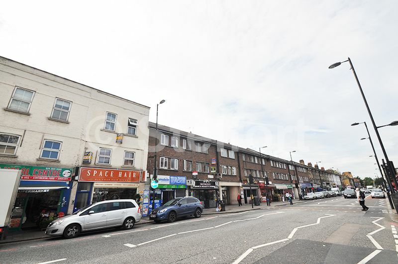 3 bedroom flat in Seven Sisters Road, London, N7 in Islington, London