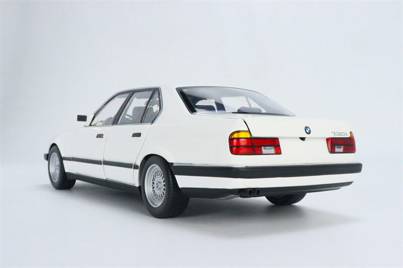 希少 1/18 BMW 730i ミニチャンプス(MINICHAMPS) E32 Minichamps 1/18 BMW 730i E32 blue Alloy Openable Car Model