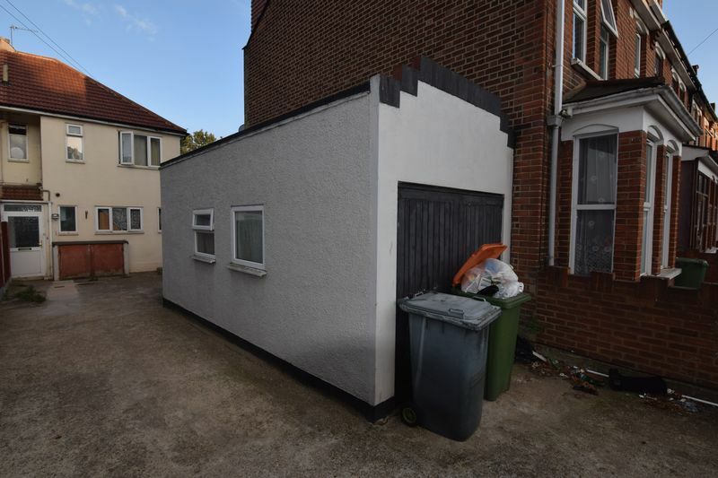 1 bedroom garage in Shakespeare Crescent, Manor Park, E12 in East Ham
