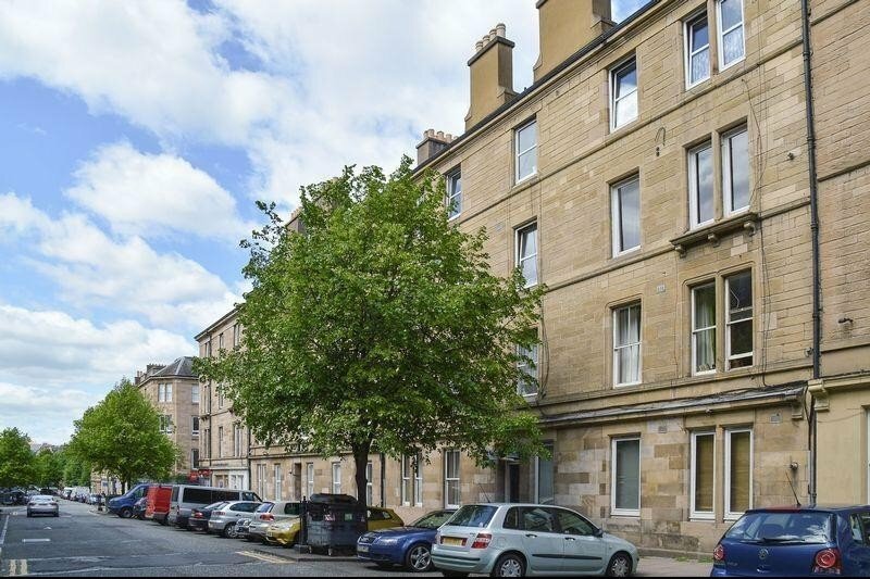 Bright & modern 2 bedroom apartment in Albert Street, Leith in Easter
