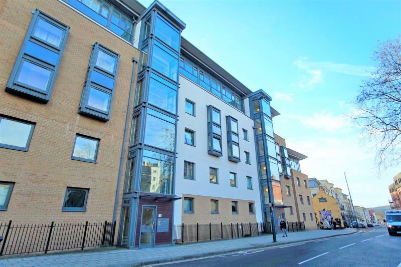 2 bedroom flat in Deanery Road, City Centre, Bristol, BS1 5QH in