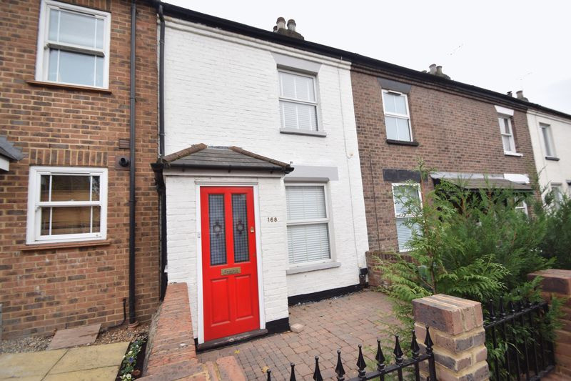 2 Bed mid terraced cottage in St Albans in Park Street, Hertfordshire