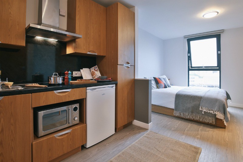 Large studio apartment, Central Bristol, Students only for all July and