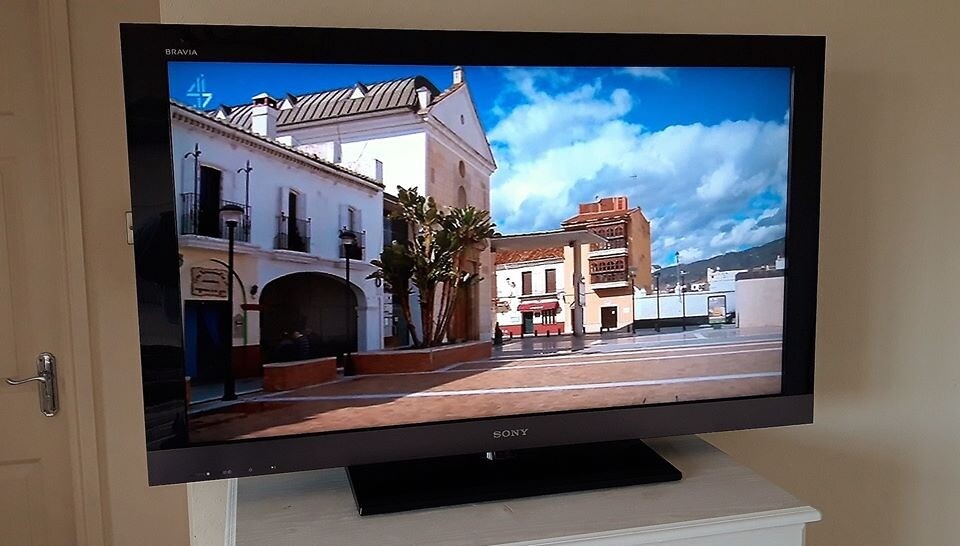 40 INCH SONY BRAVIA FULL HD TV BUILTIN FREEVIEW CHANNELS & REMOTE
