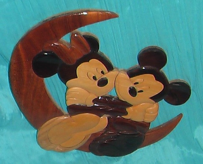 DISNEY MICKEY & MINNIE HUGGING ON THE MOON CARVED WOODEN  WALL PLAQUE DECOR
