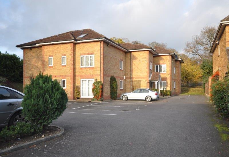 2 bedroom flat in Oakwood Road, St. Albans in Bricket Wood