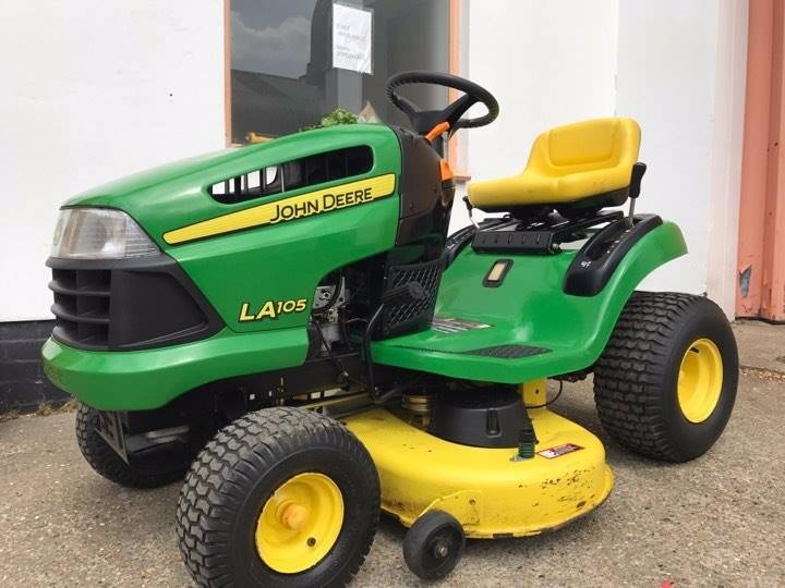 John Deere LA105 19.5HP Ride On Lawn Mower Tractor 42" 109cm Cutting