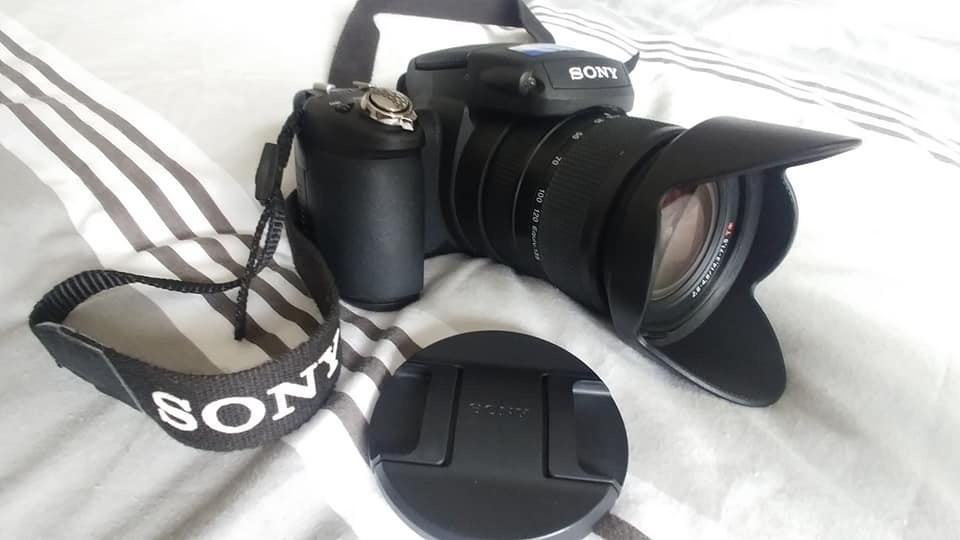 Sony DSC R1 N50 Cybershot Digital camera. Fantastic quality camera