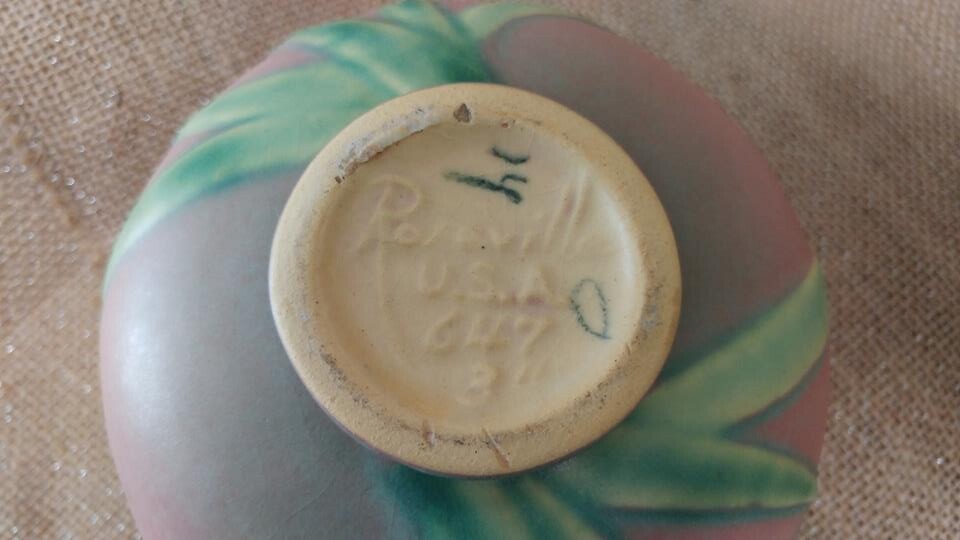 Lovely Roseville 647-3 Iris Jardiniere