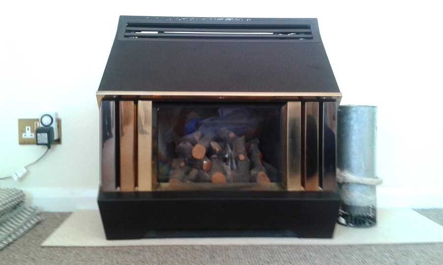 VALOR UNIFLAME OUTSET BALANCED FLUE LOG GAS FIRE in Market Rasen