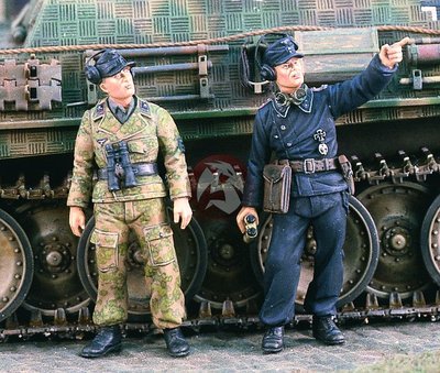 Verlinden 1/35 German Tankers Watch The Sky for Air Attack WWII 2 Figures 2118