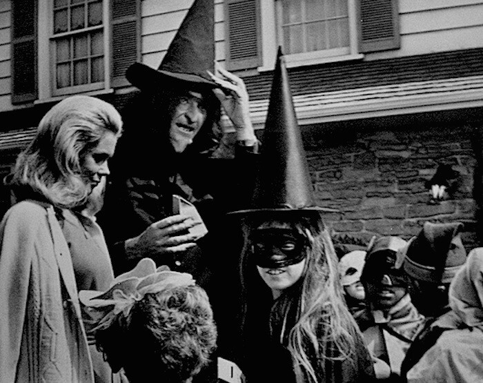 elizabeth-montgomery-press-photo-1969-bewitched-stamped-dated-oct-26-halloween