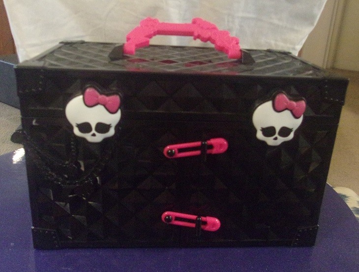 UPC 886144550751 product image for Monster High Make Me Over Case Pre Owned With Lots Of Accessories Not Complete | upcitemdb.com