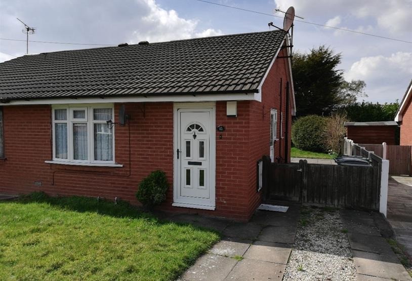 2 Bed Bungalow for rent in Saughall Massie with driveway and gardens