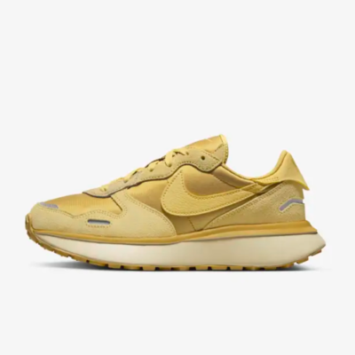 Gold nike hotsell womens shoes