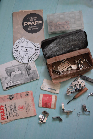 PFAFF 230 / 332 - VINTAGE- SEWING TIN WITH VARIOUS FEET & MANUAL