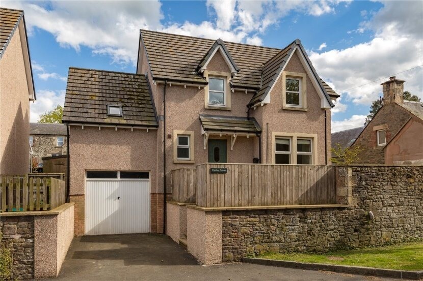 To Rent An attractive, detached two storey 3 bed family house