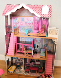 FREE DELIVERY Dollhouse fully equipped with furniture