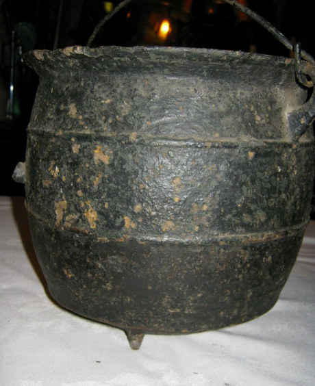 ANTIQUE PRIMITIVE COUNTRY HOME CAST IRON CAULDRON FIRE HEARTH POT