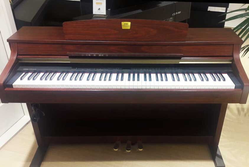 Yamaha Clavinova CLP330 Digital Piano Full Size 88 keys 3 pedals