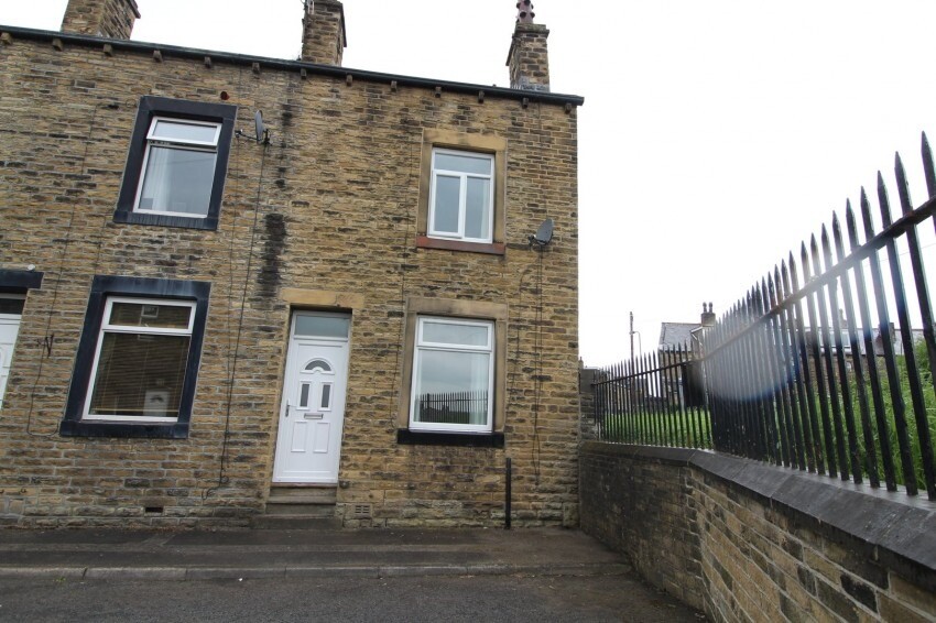 3 bed end terrace to let on quiet street off Oakworth Rd, Keighley. in Keighley, West