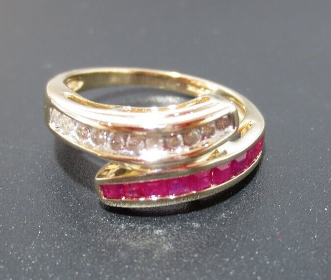 14K YG LADIES RUBY & DIAMOND SWIRL BAND RING SZ 7 3.78 grams