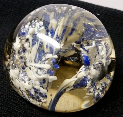 Beautiful Vintage Art Glass Paperweight / Unmarked / 2 3/4