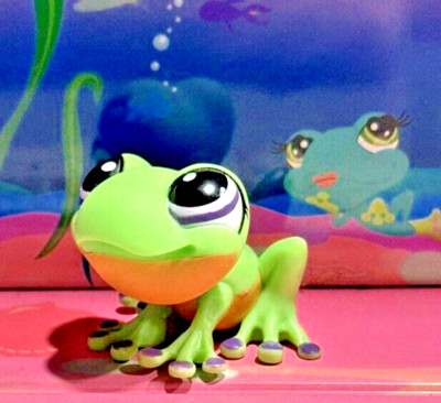 LITTLEST PET SHOP LPS AUTHENTIC DIORAMAS ATHLETIC FIELD FROG #1091