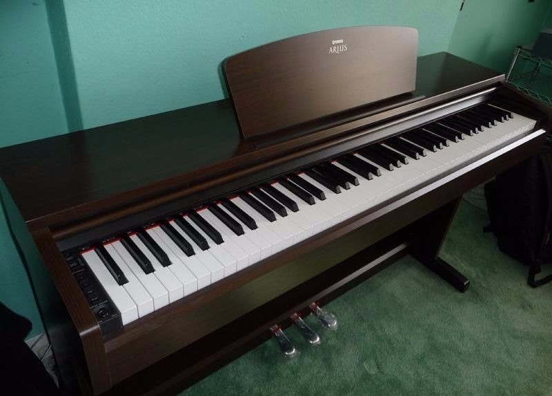 Yamaha Arius YDP140 digital piano in rosewood great condition, full