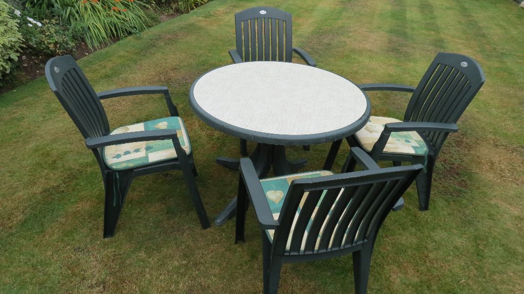 Garden Round table and 4 chairs, green plastic, Used. By Hartman