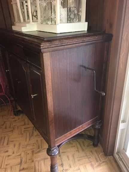 1904 RCA VICTOR CONSOLE VICTROLA RECORD PLAYER MADE IN USA WITH 50+ RECORDS