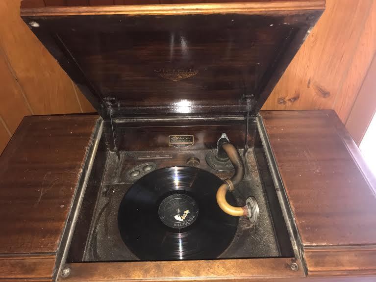 1904 RCA VICTOR CONSOLE VICTROLA RECORD PLAYER MADE IN USA WITH 50+ RECORDS