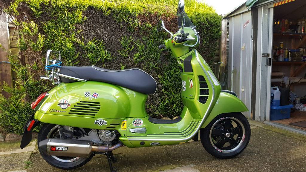 PIAGGIO VESPA GTS 300 SUPER ABS VERY LOW MILEAGE in Sandwich, Kent