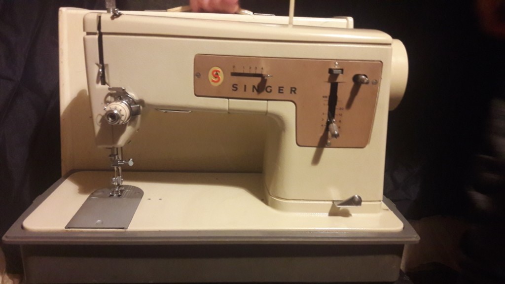 Collectors Vintage singer sewing machine heavy duty metal sewing