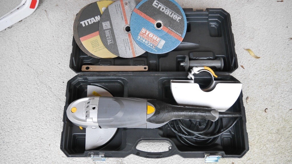 *Nearly new* TITAN TTB283GRD 2350W 9 inch angle grinder complete with