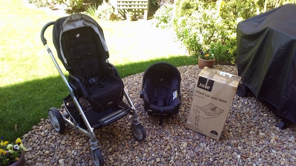Joie stroller, infant car seat and belted base in Applebyin