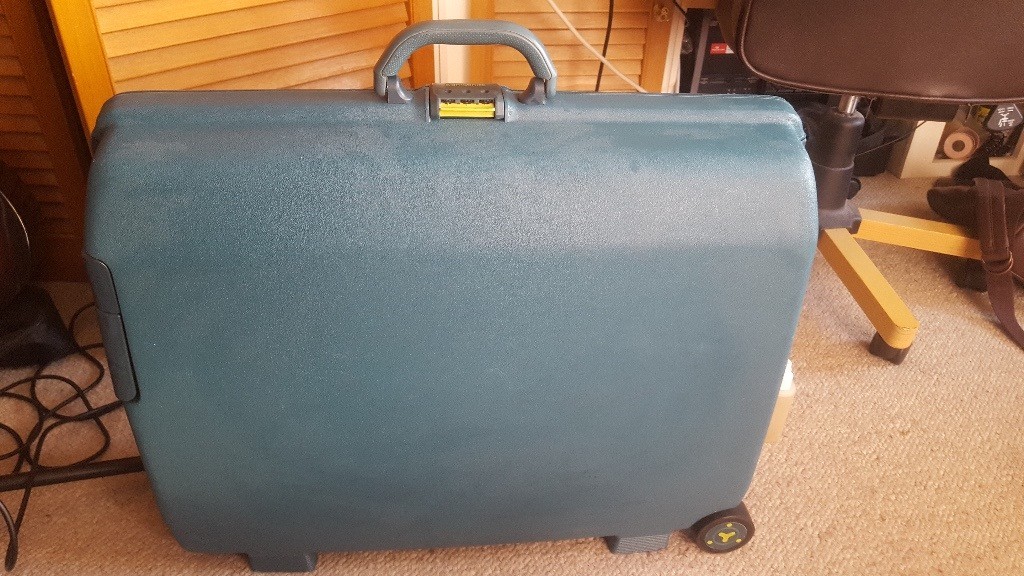 6 Large Suitcase 2 wheeled, 3 Samsonite, 1 Trident 1 Carlton, 1