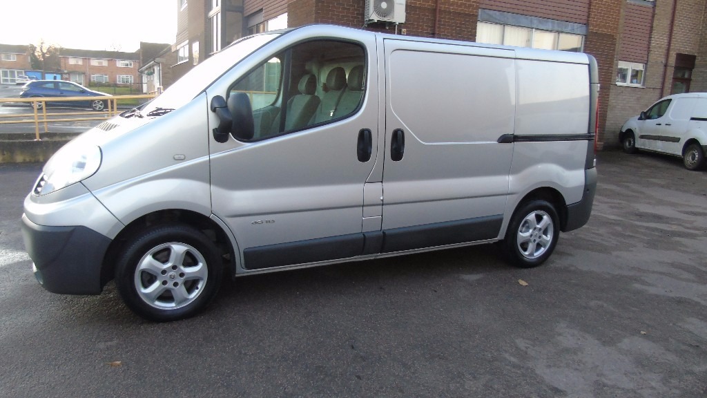 Renault Trafic 2.0DCI phase 3 2010 SL27 in silver in Shipstonon