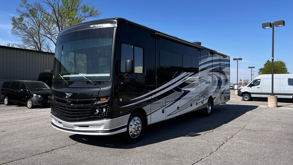 Owner 2018 Fleetwood Bounder Motorhome 36753 Miles  RV  6 Speed Automatic